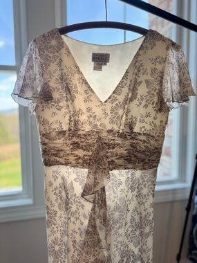 Adrianna Papell
Boho Design
Floral Design
Fully Lined
Side Zipper